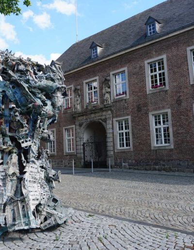 Rathaus mit Kunstwerk von T. Virnich (c) MGMG / AWD